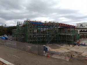 鉄骨建て方完了・足場組