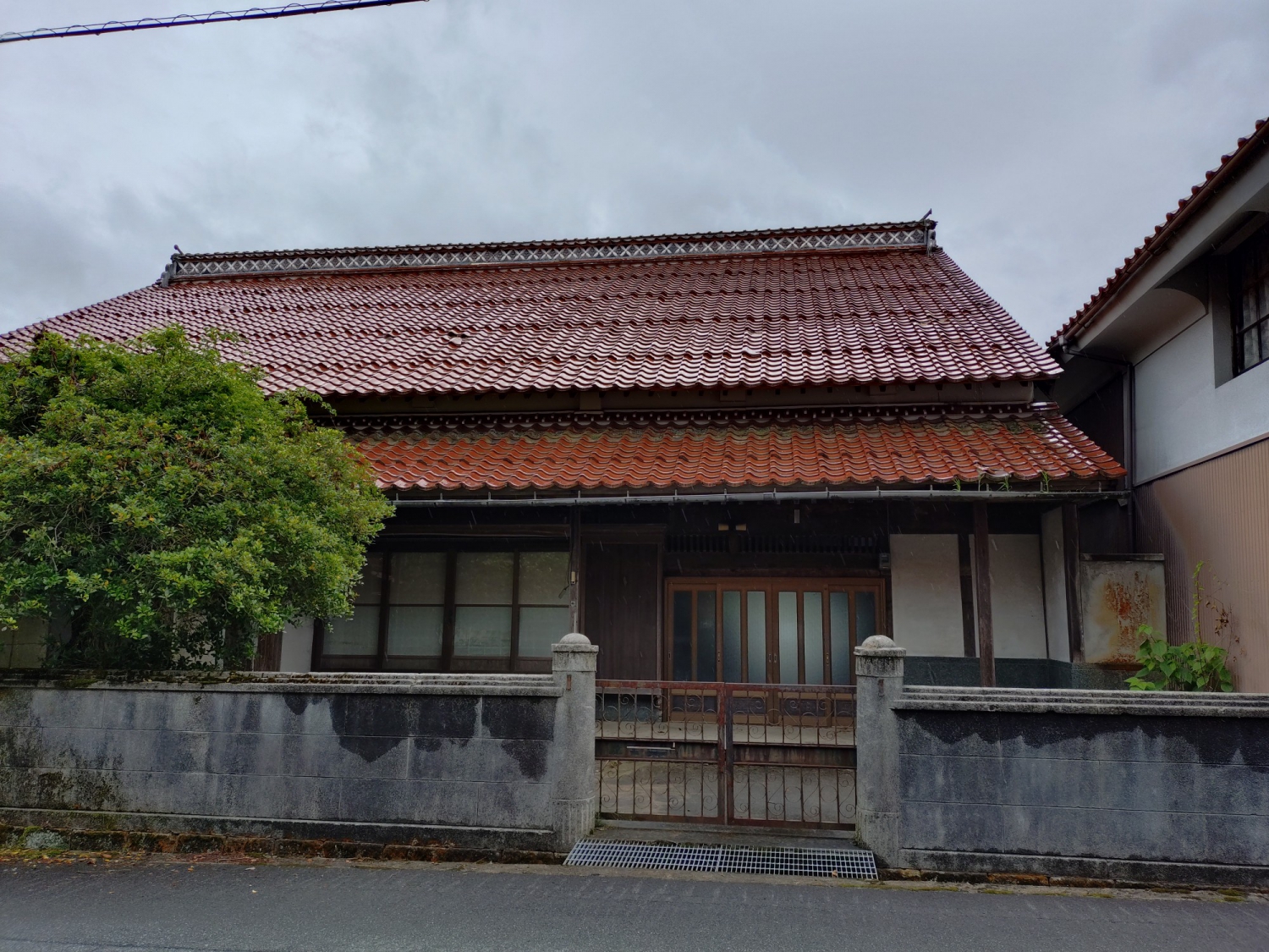 旧山陰道の宿場町に建つ赤瓦の古民家